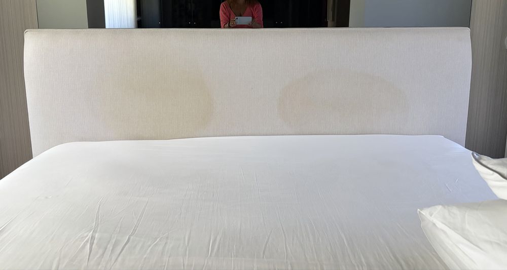Cama estofada contemporânea