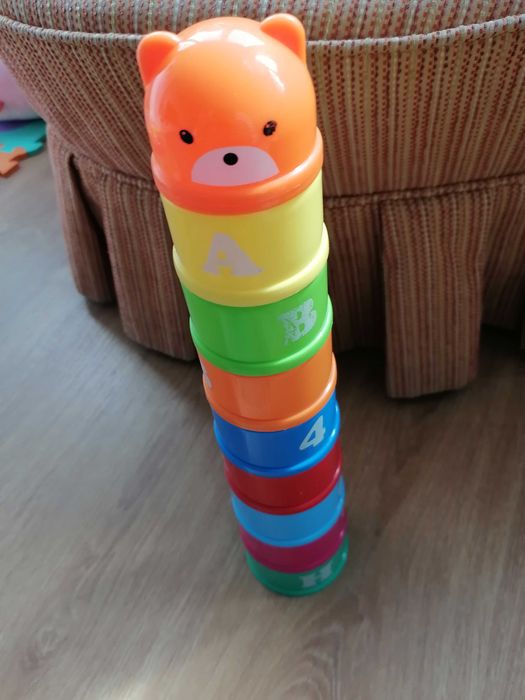 Brinquedo empilhar e encaixar