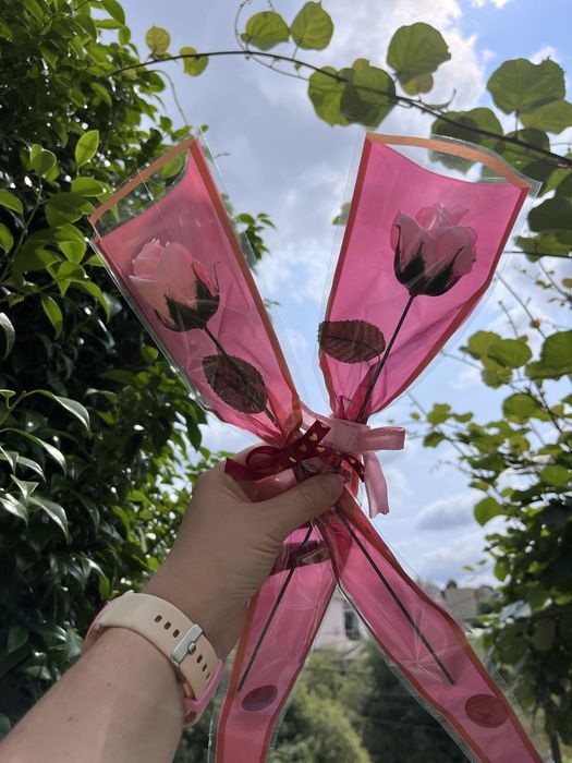 Rosa em cetim cor de rosa
