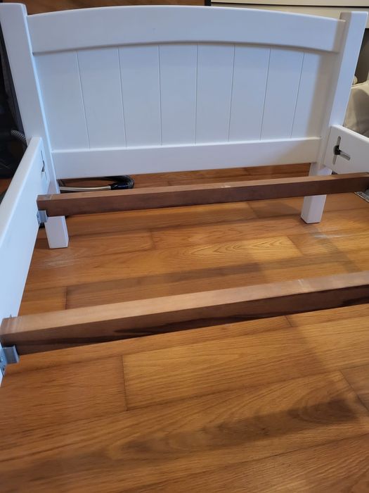 Mobília de quarto em pinho maciço. Cama, mesa de cabeceira, secretaria