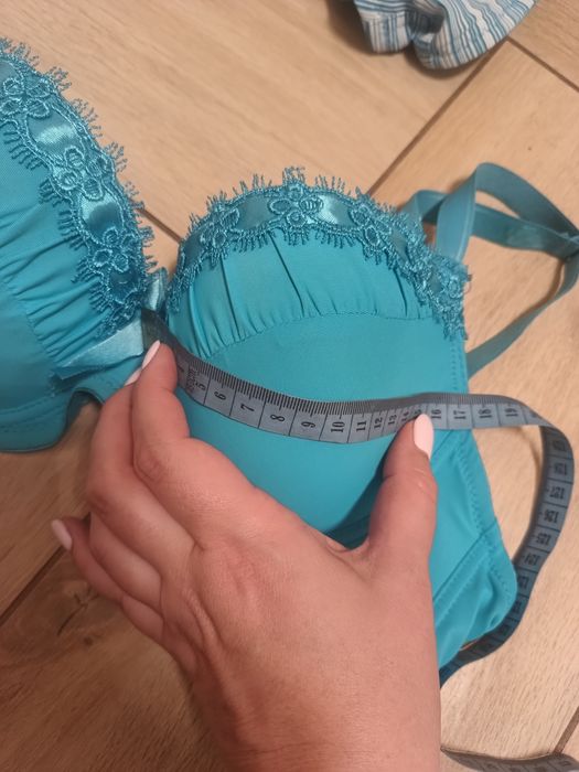 Dwa damskie niebieskie biustonosze mały rozmiar