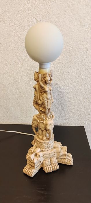 Candeeiro de mesa com motivos indianos