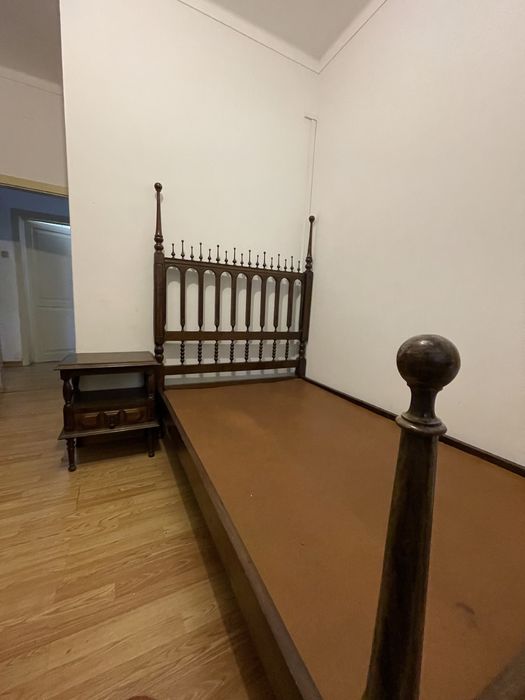Cama + banca de cabeceira (Carvalho)