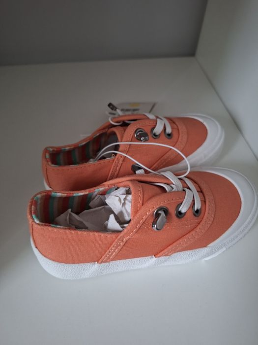 Trampki wsuwane r. 26 Reserved nowe