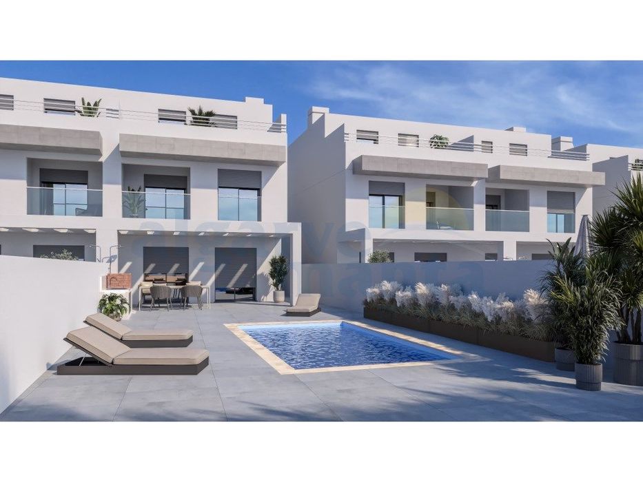 Moradia T3+2 Nova com Piscina e Garagem- Perto da Praia da Lota