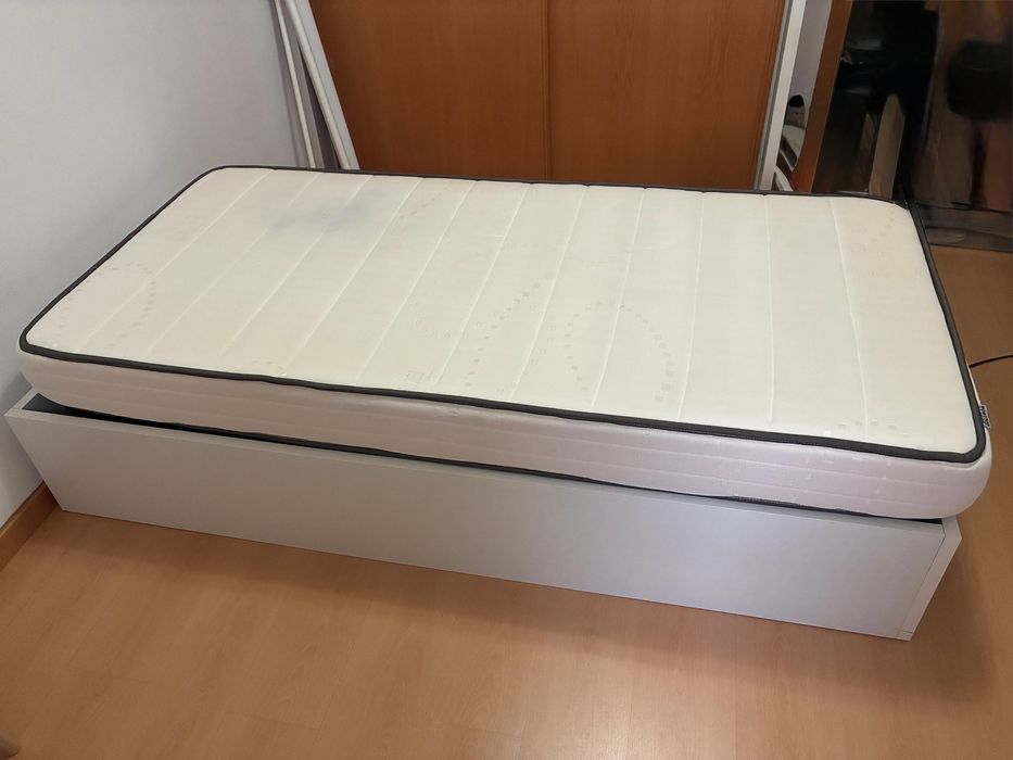Sommier Branco, 190x90, com estrado de madeira e colchão.