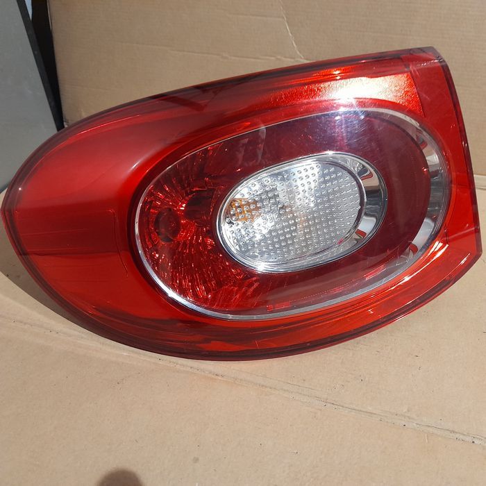 Lampa lewy tyl VW Tiguan 5N0.945.095 H ładna beż uszkodzeń w błotnik