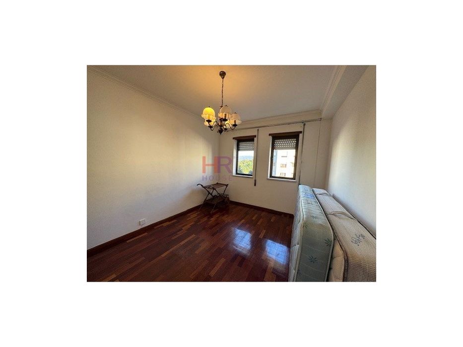 Apartamento T2 mobilado e equipado com garagem em Coimbra.