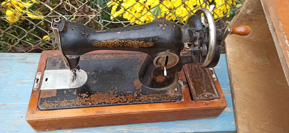 Стара швейна машинка ручна