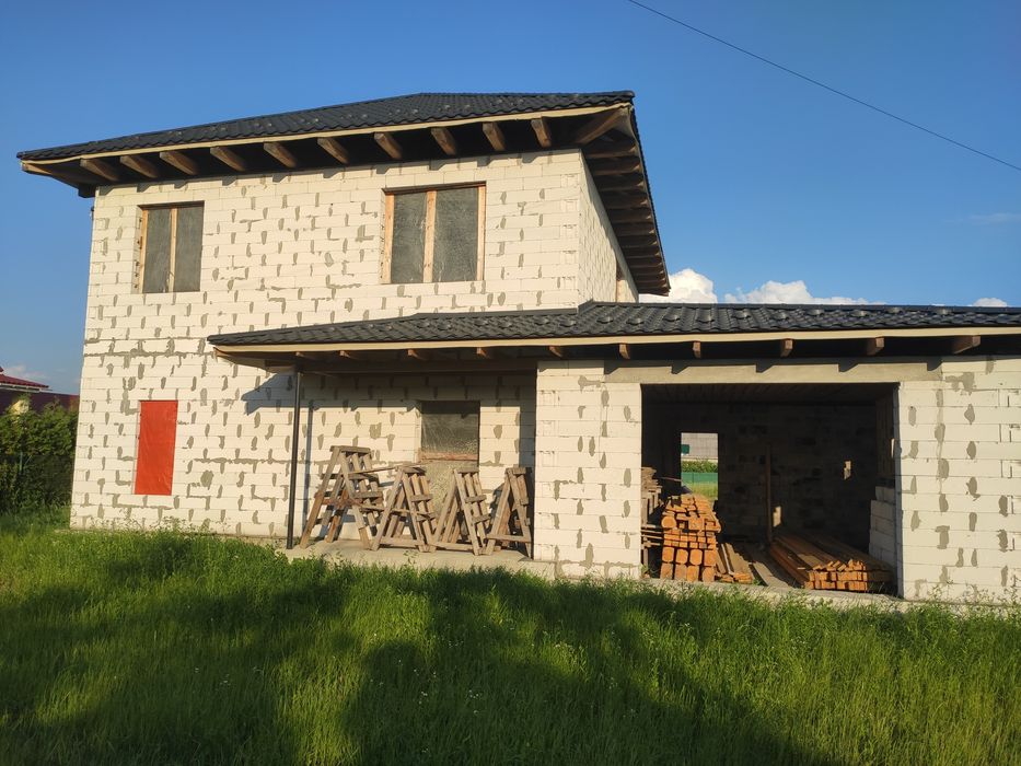 Двоповерховий будинок в селі Руська Поляна