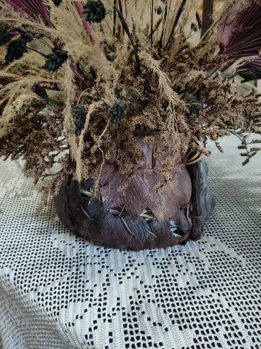 Arranjo flores secas com casca de coco a fazer de vaso