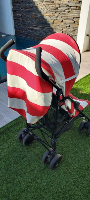 Carinho de bebé com riscas vermelhas e cremes - Whichway