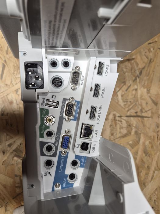 Projektor Epson EB-680Wi