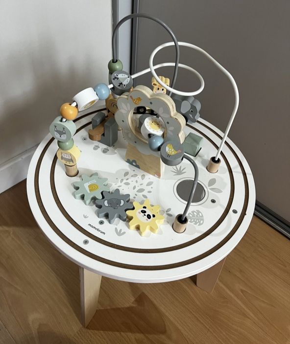 Okrągły drewniany stolik edukacyjny z magnetyczna kolejka i wyrzutnia