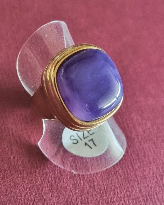 Anel dourado, em aço, com pedra roxa quadrada. T17