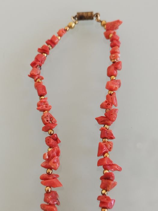 Lindo colar feito em coral genuíno, com um design único e elegante.

-