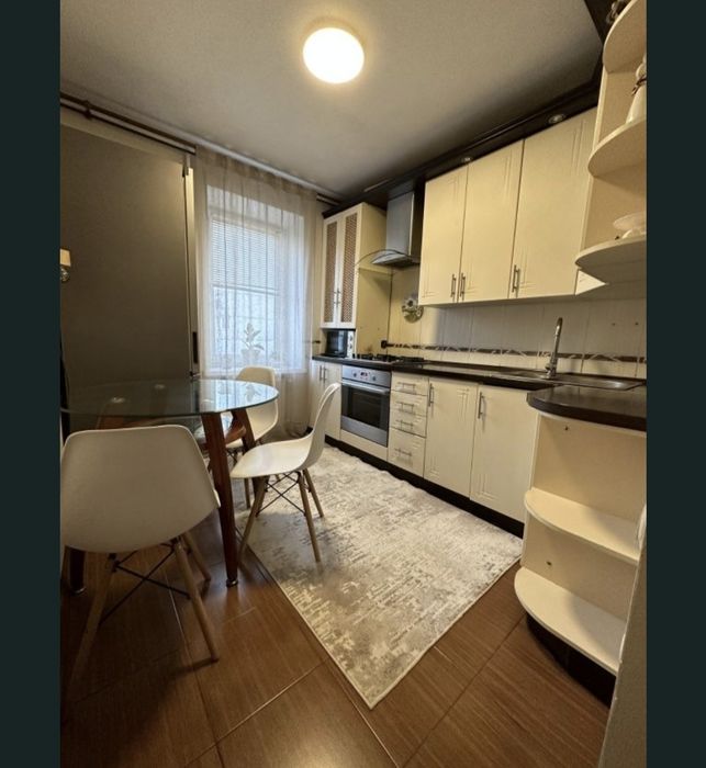 Кухня з технікою та мийкою