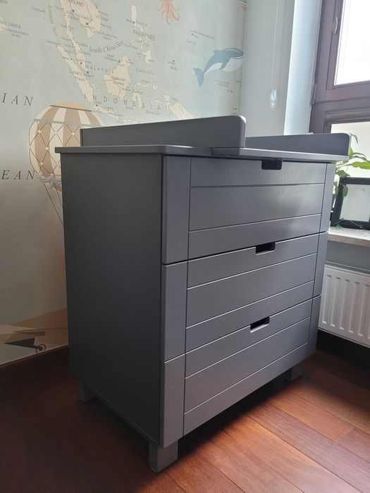 Klupś IWO - szare łóżeczko z szufladą i materacem + komoda