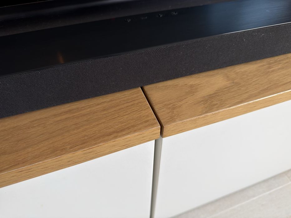 Móvel TV IKEA BESTÅ – branco com tampo em madeira