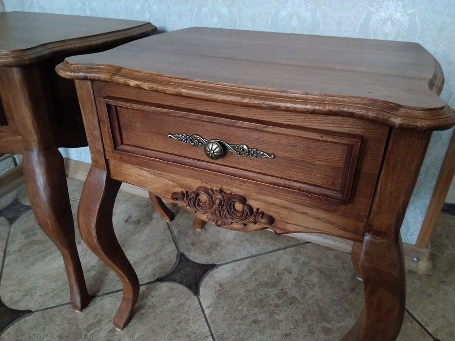 Пара вінтажний приліжкових тумбочок.