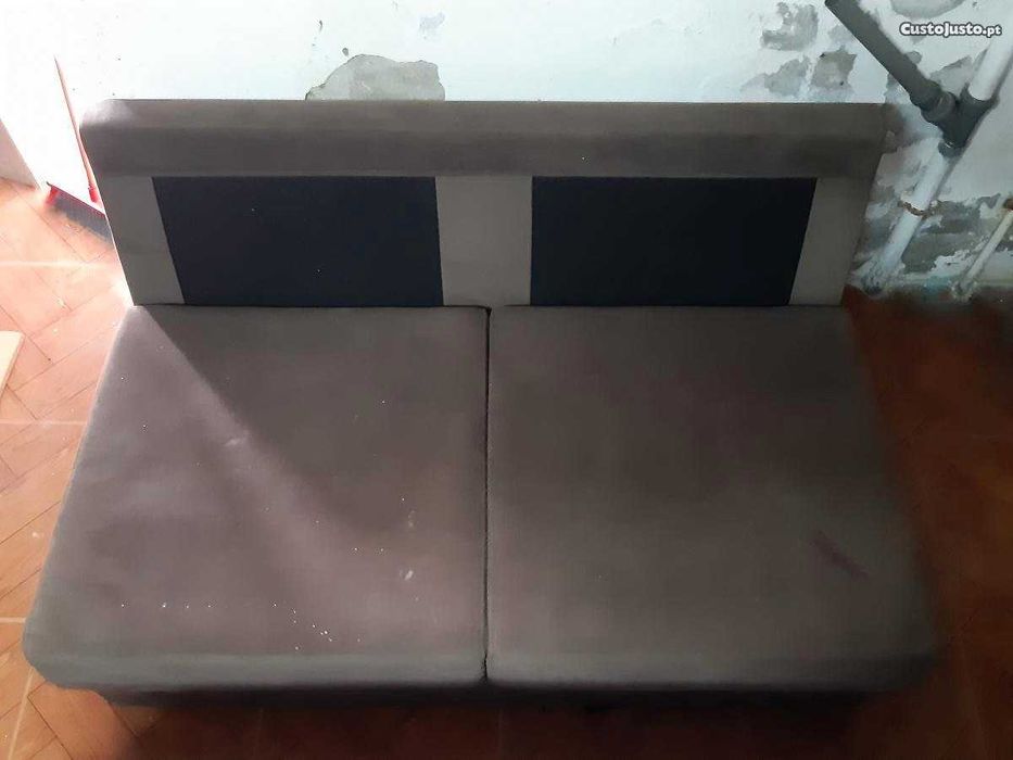 2 cômodas, 1 cama de solteiro com colchão, 2 móveis, e 1 sofá.