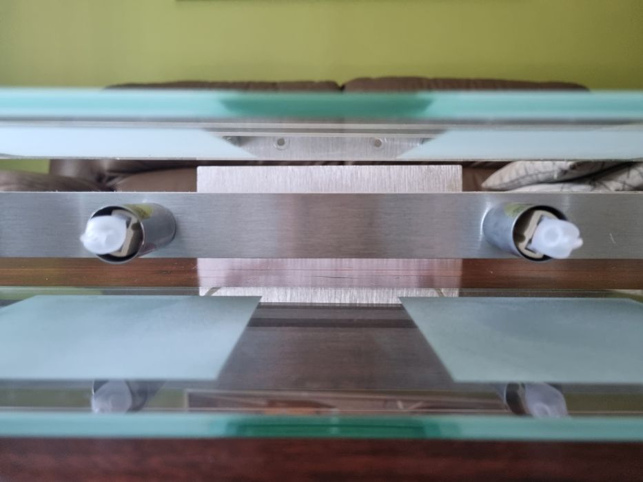 Żyrandol szklany z czterema żarówkami