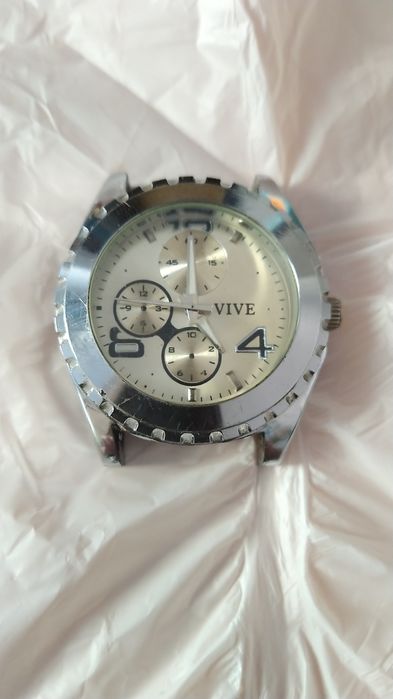 Vários relógios, adulto e criança