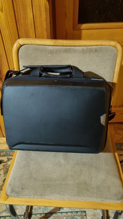 Niezwykle przemyślana torba- teczka Kinetik 15.4