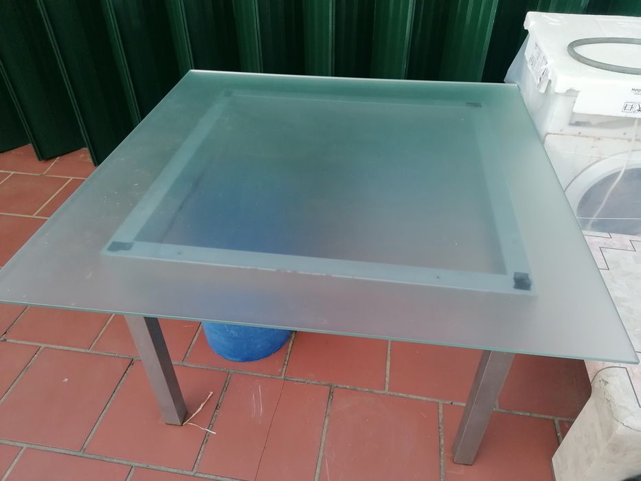 Vendo mesa de ferro com tampo de vidro