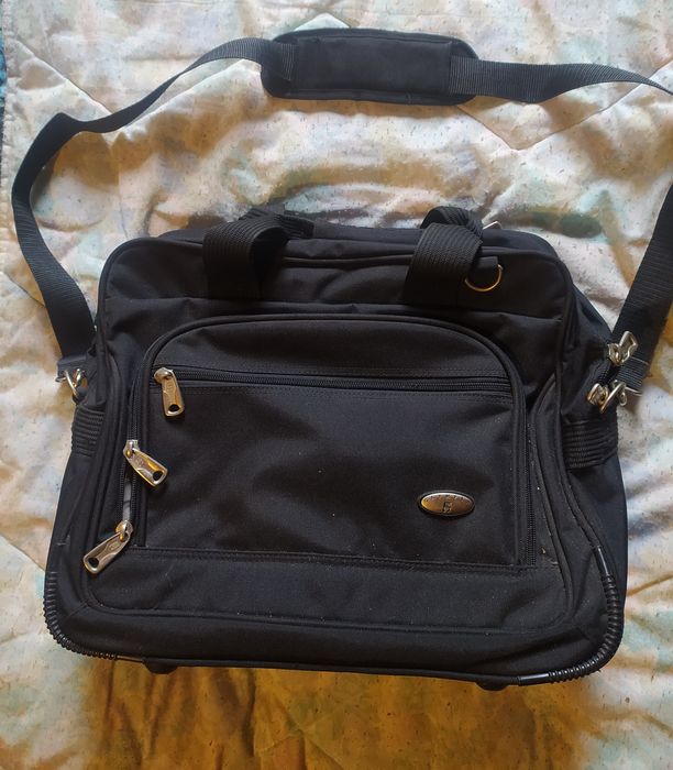 Сумка кейс на колёсах с выдвижной ручкой.