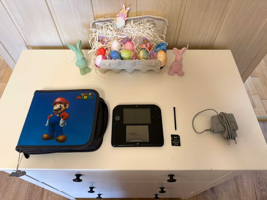Nintendo 2DS + pokrowiec + ładowarka + karta pamięci 4 GB