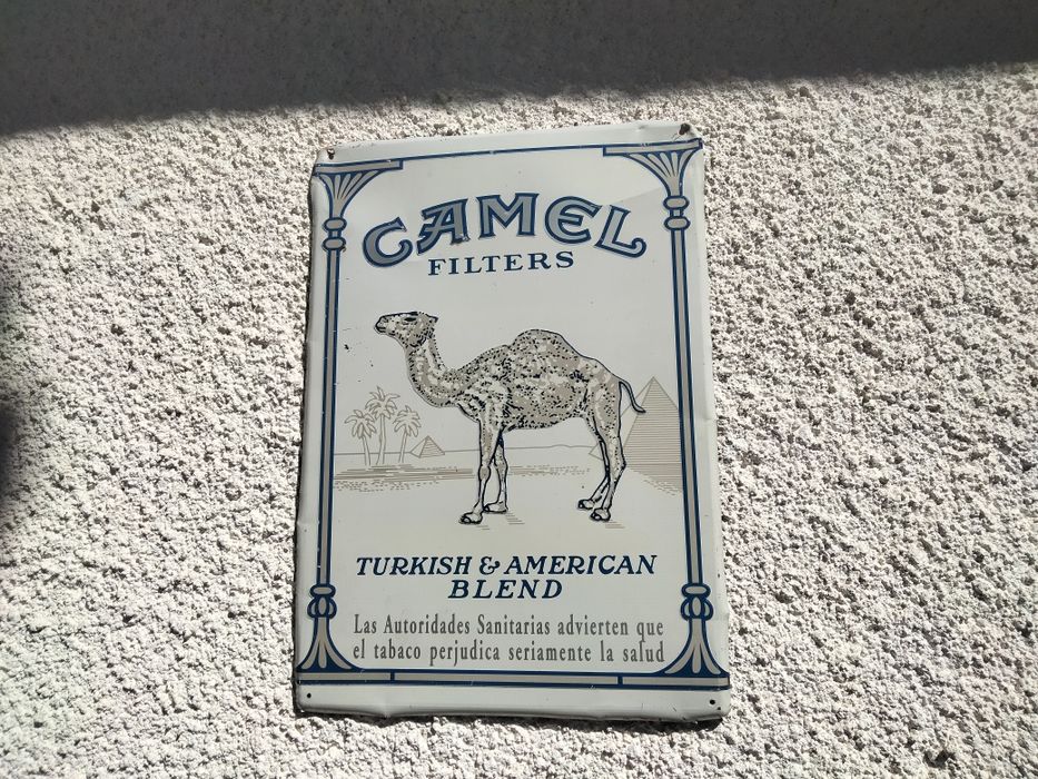 Rara placa de metal/folheado antiga com relevo publicitário dos cigarros Camel Filters ("Turkish & American Blend").