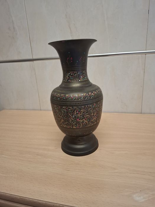 Jarra de metal estilo romano