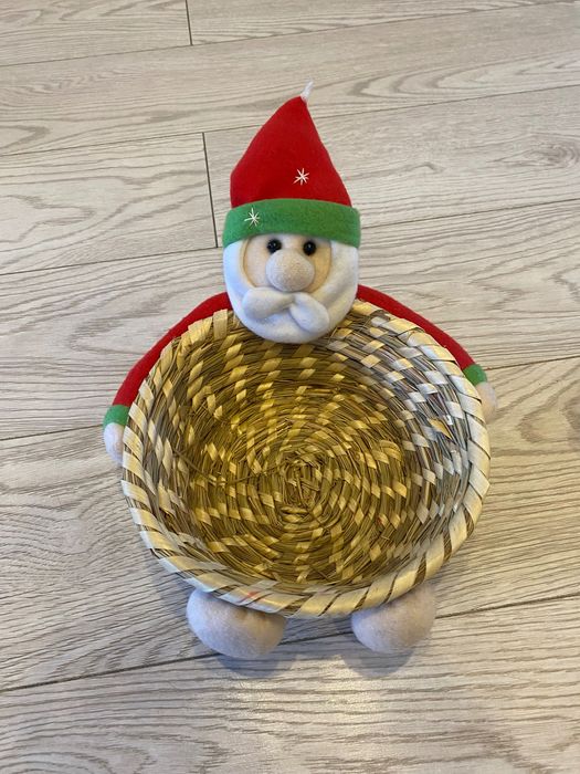 Świąteczny koszyk z mikołajem