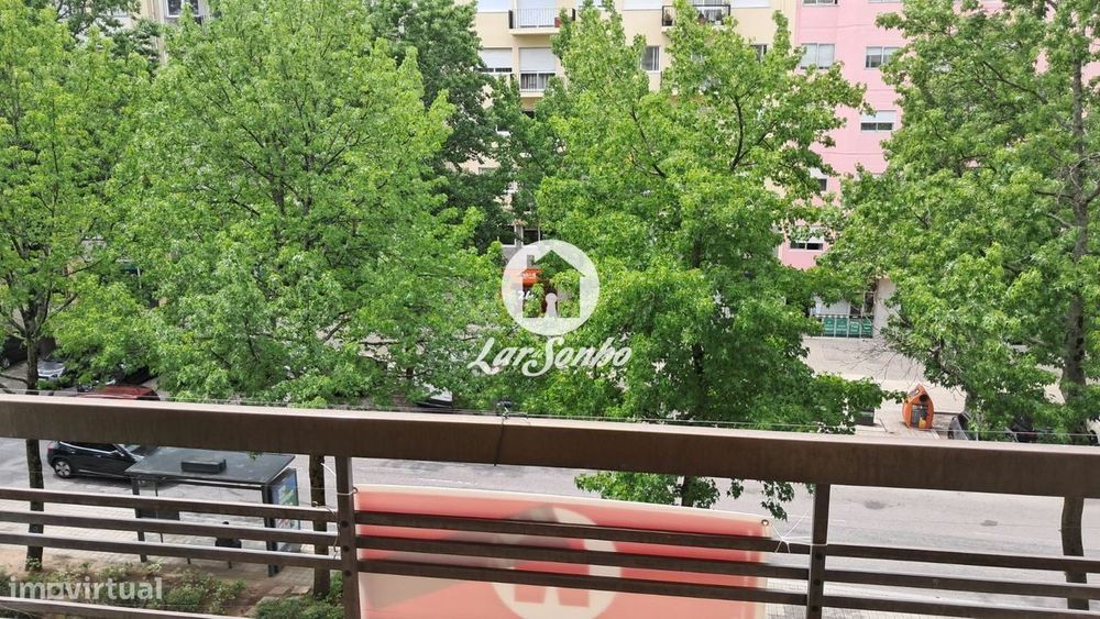 Apartamento T2, na zona da Rua Costa Cabral, junto ao Metro, dispon...