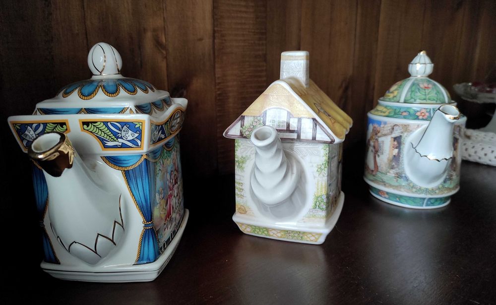 Bules de chá em porcelana lindos