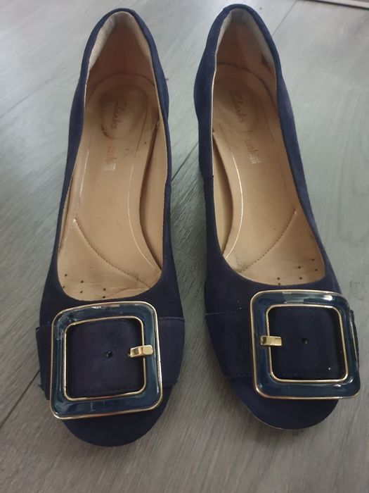 Buty na obcasie 38 klamra Clarks granatowe złote zamszowe baleriny