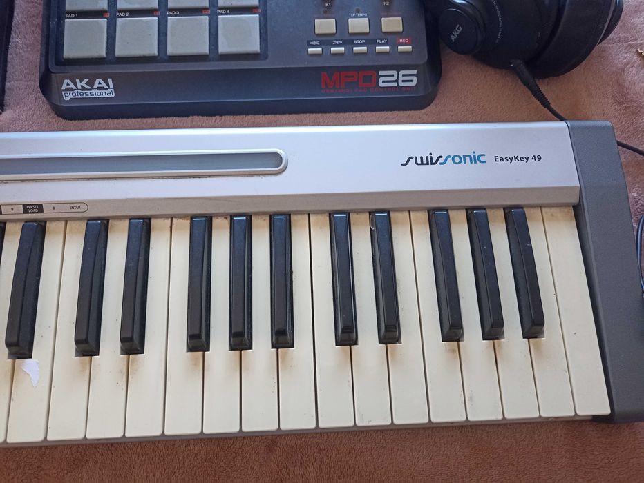 equipamento de estúdio: AKAI MPD 26 + AKG K-371 + SWISSONIC EasyKey 49