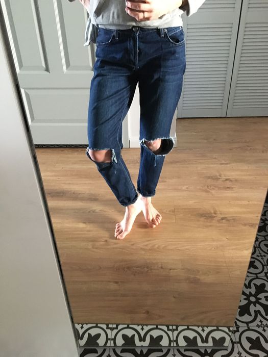 Spodnie boyfriend jeansy z dziurami firmy Bershka