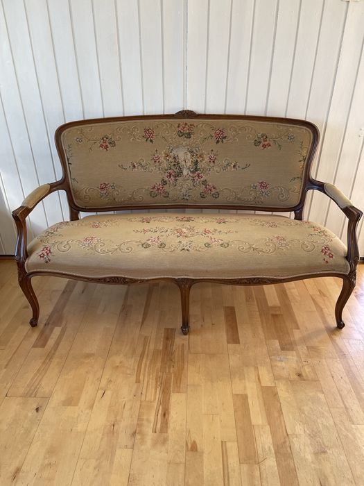 Elegancka ławka -pufa mini sofa z plecionką wiedeńską . Vintage