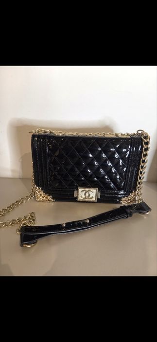 Czarna lakierowana torebka Chanelka Napis Chanel