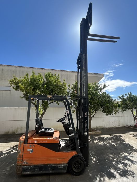 Empilhador elétrico Toyota