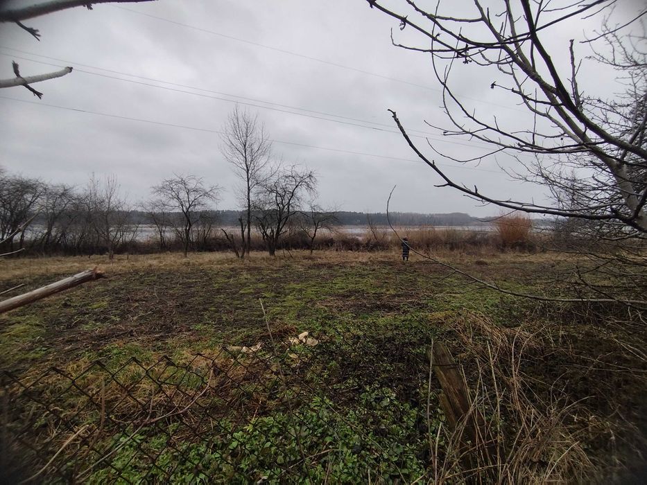 Будинок цегляний на березі річки ліс поряд   Н