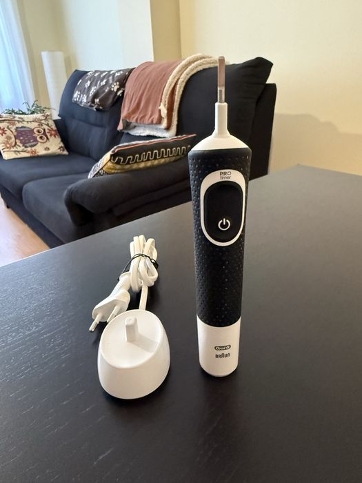 Escola elétrica preta Oral-B Vitality Pro (da Braun) com carregador original