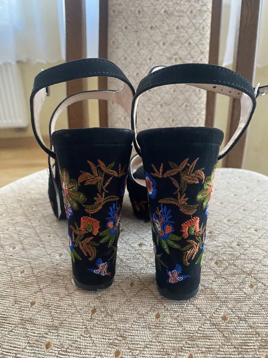 Sandały na platformie