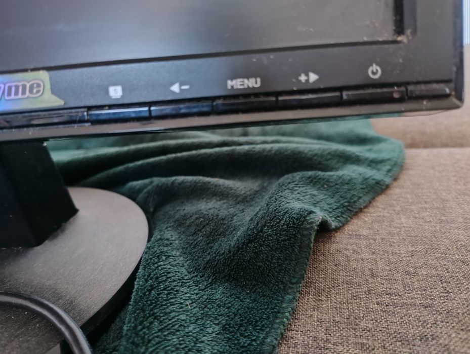 Monitor ASUS z kablami
