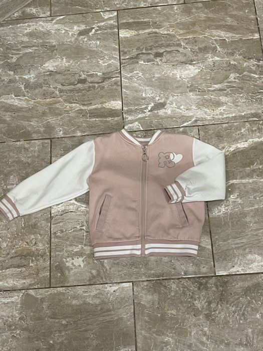 Бомбер на дівчинку