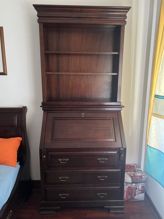 Comoda com estante e secretária