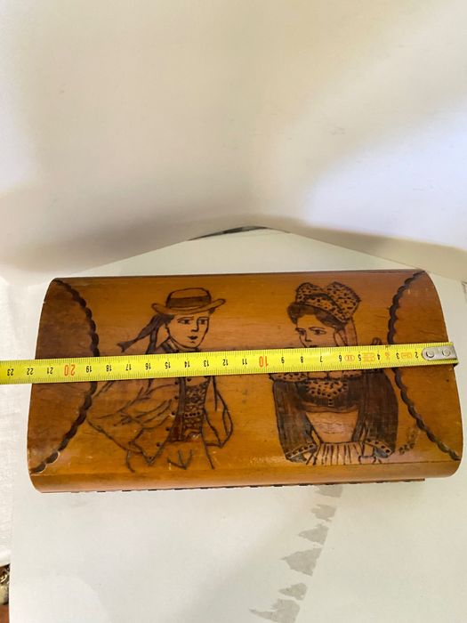 Caixa porta jóias antiga em madeira maciça e forro em seda.