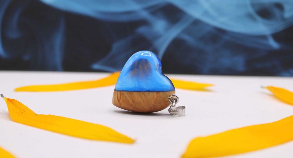 Wisiorek "Frozen Heart", drewno i żywica epoksydowa